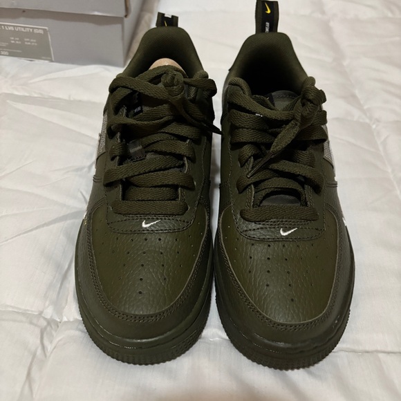 Nike Utility Green Air Force 1 with White Details - Picture 2 of 6